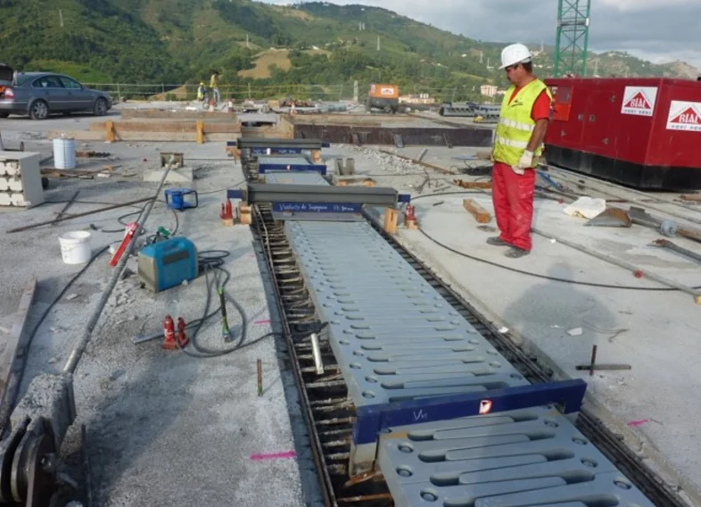 Steel plate finger type expansion joints for bridges