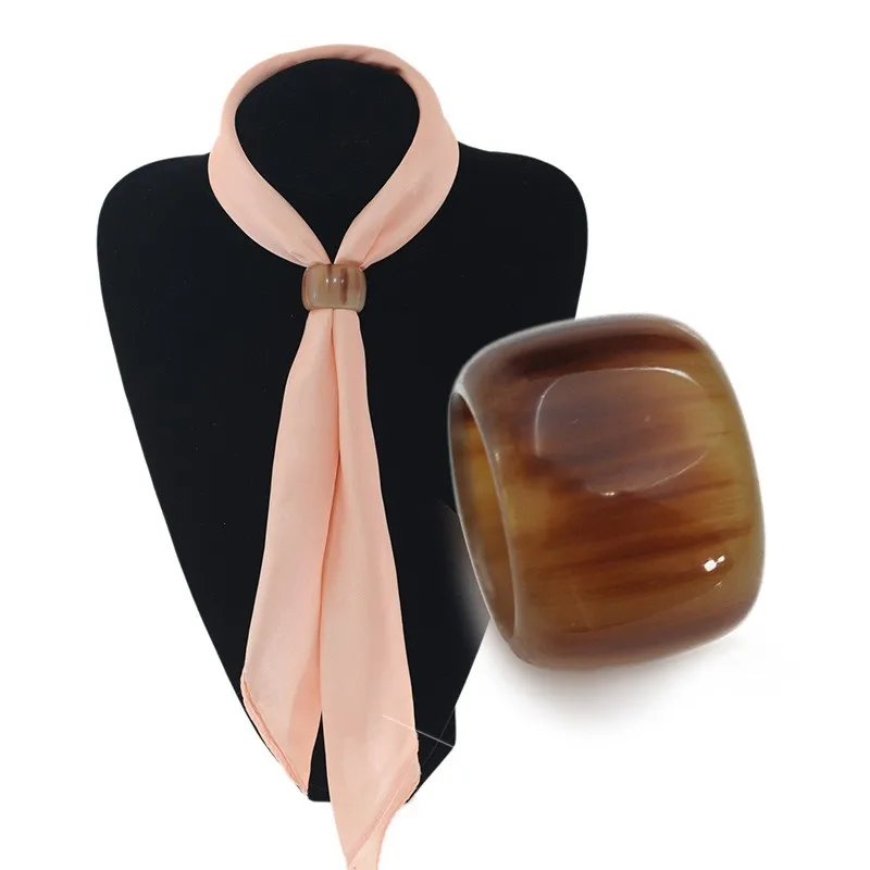 

Small and Exquisite Ring Shaped Cylindraceous Horn Scarf buckle, Brown
