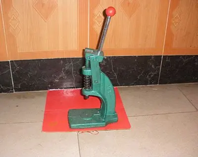 24007machine for sofa button.jpg