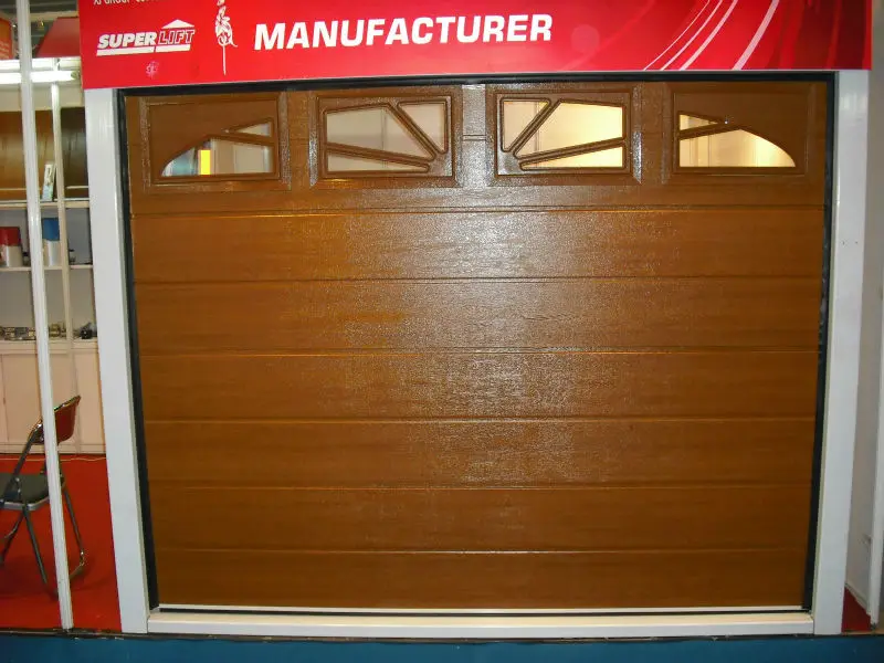 Sección mirada de madera calor clásico puerta de garaje de acero con