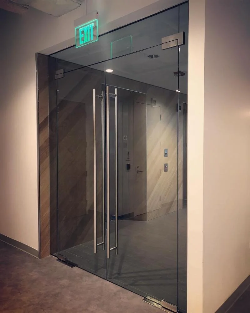 现代办公室主入口重型铝枢轴门设计