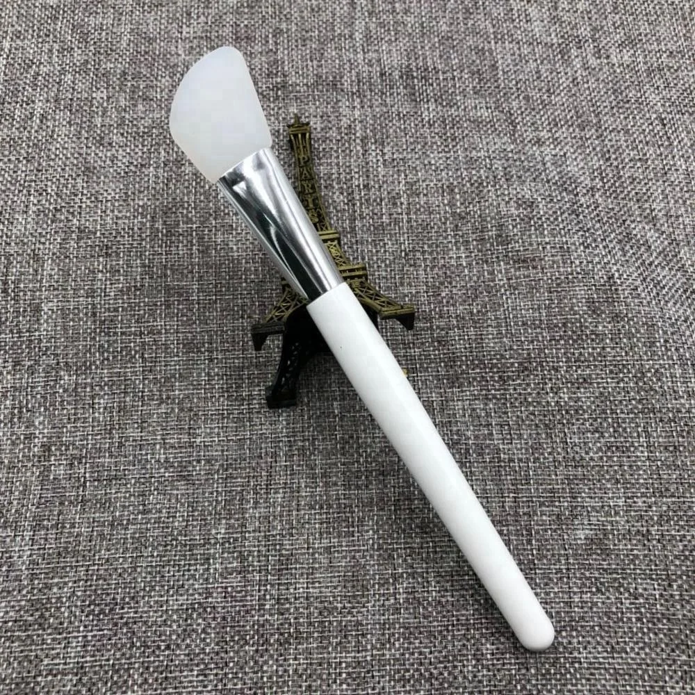 

Long Wood Handle All White Mask Spatula Angled Silicone Face Mask Brush