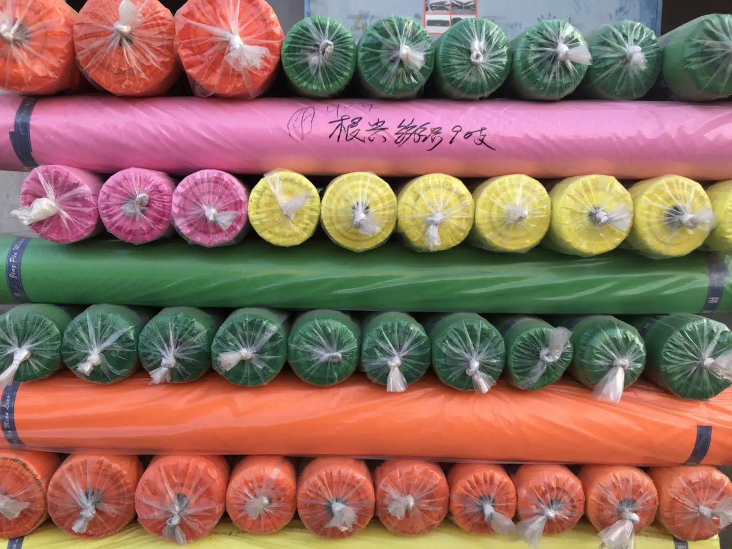 热卖镀银聚酯织物防水塔夫绸面料为汽车覆盖