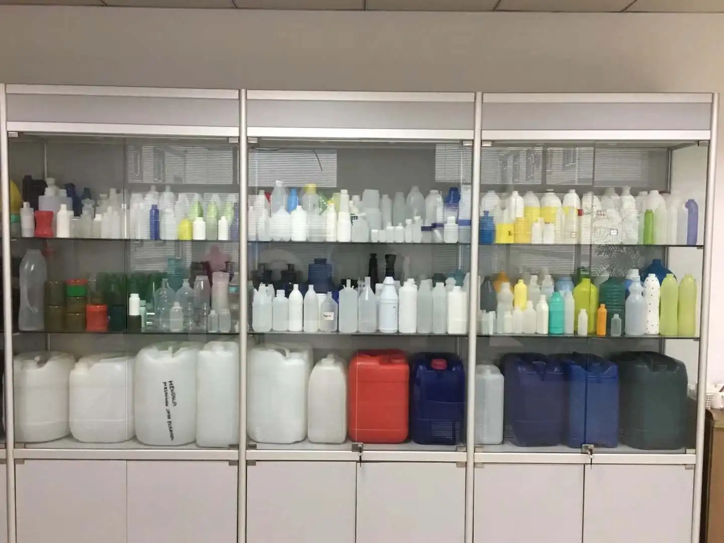 
Fully Automatic 2 Liter PP PC PVC PE HDPE Plastic Detergent Cosmetic Bottle Extrusion Blow Molding Machine With Robot 