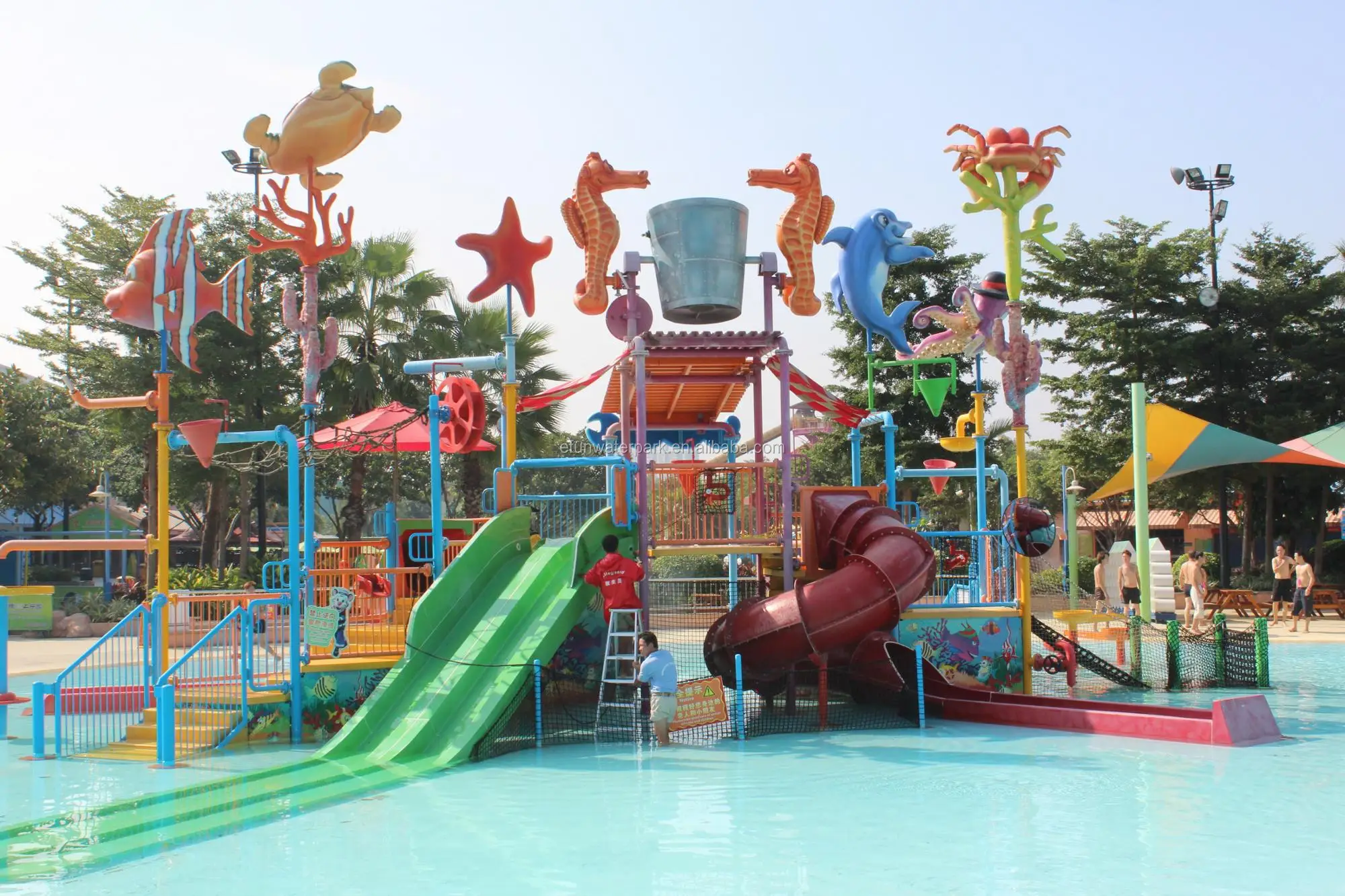 户外游泳池巨大的孩子水游乐场,喷雾公园设备 - buy 水上乐园滑梯出售