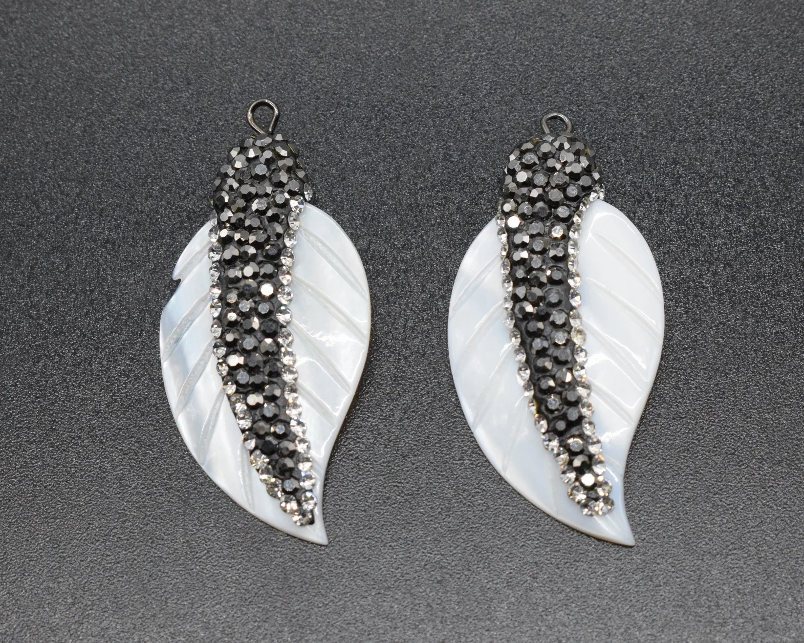 

Carved Mother of pearl warped rhinestone leaf shape trendy pendant Jewelry Accessories wholesale