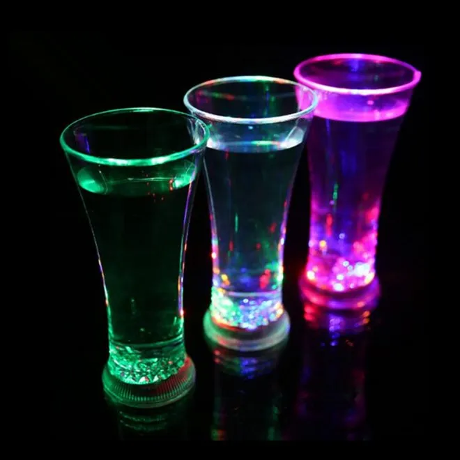 Cadeau promotionnel clignotant LED lumi&egrave;re en plastique de jus de fruit luminescence tasse d'eau
