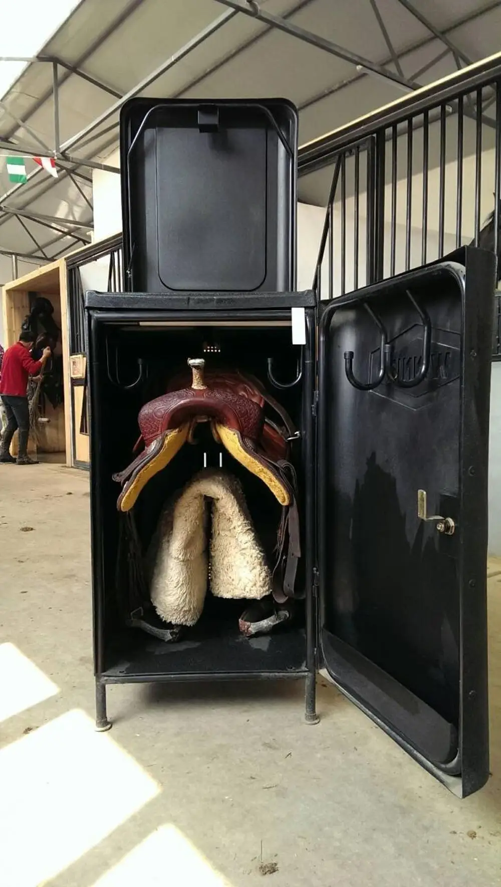 
mobile plastic saddle box 