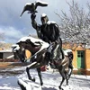 Hot sale lawn ornament outdoor garden bronze horse huntsman knight statues with eagle