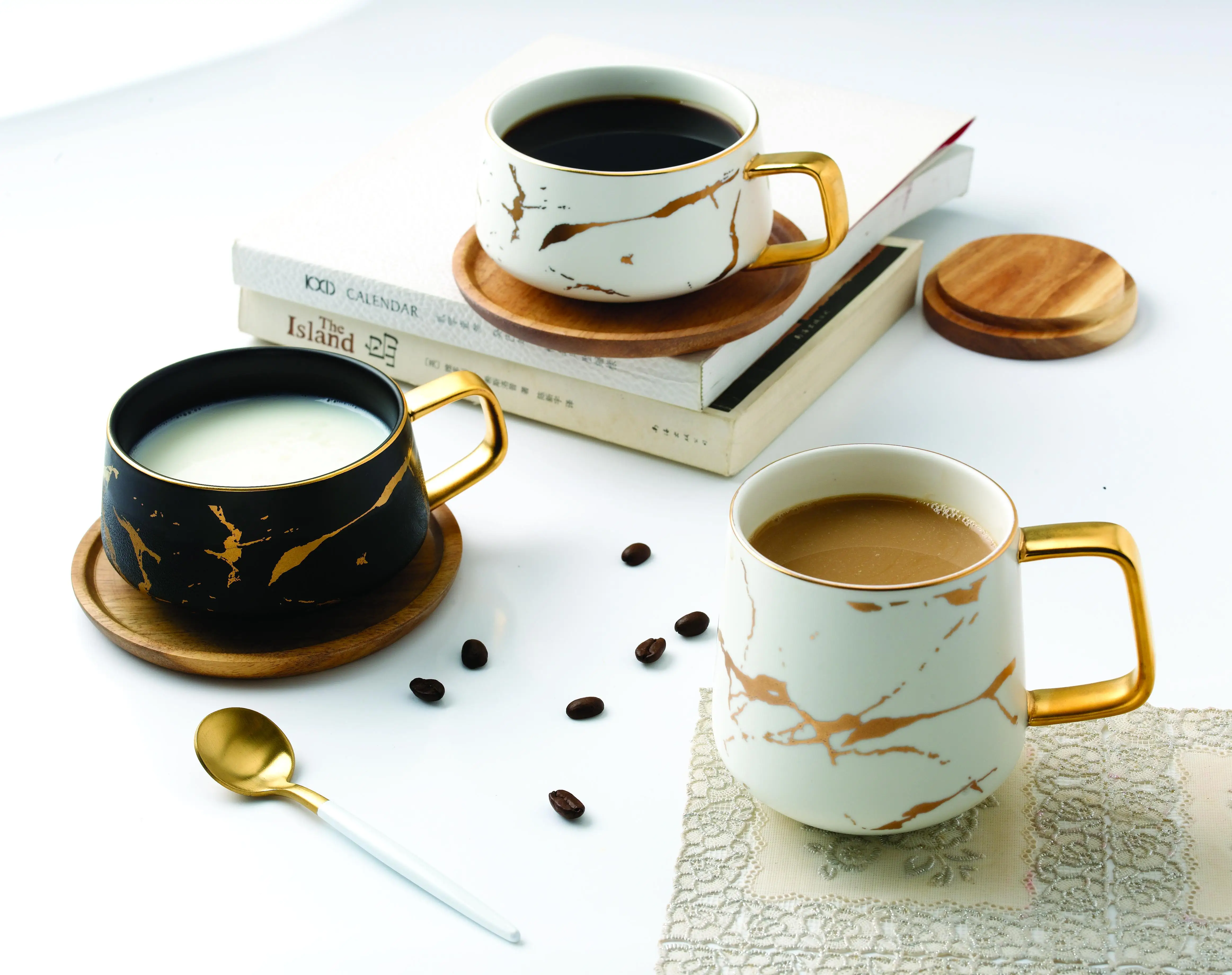 

Color glaze mug with gold design wood lid mat