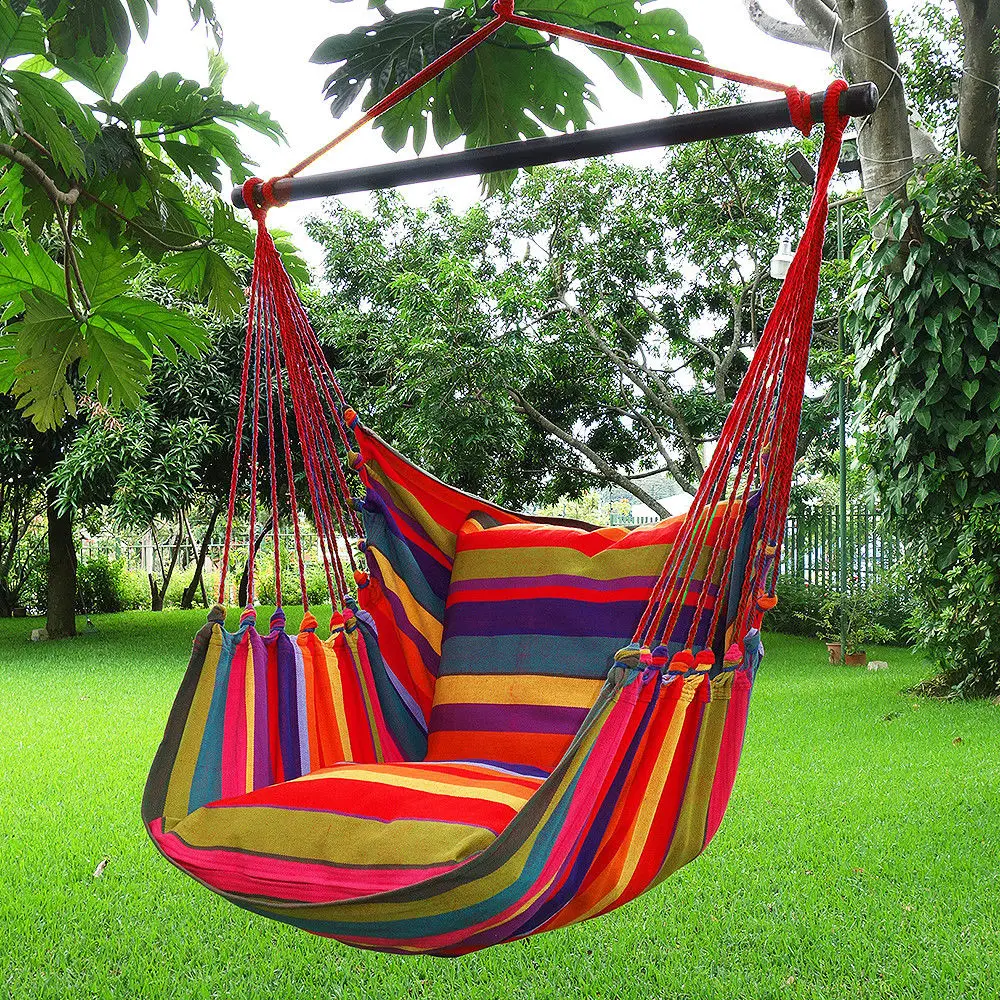 带坐垫和木头的吊床椅子