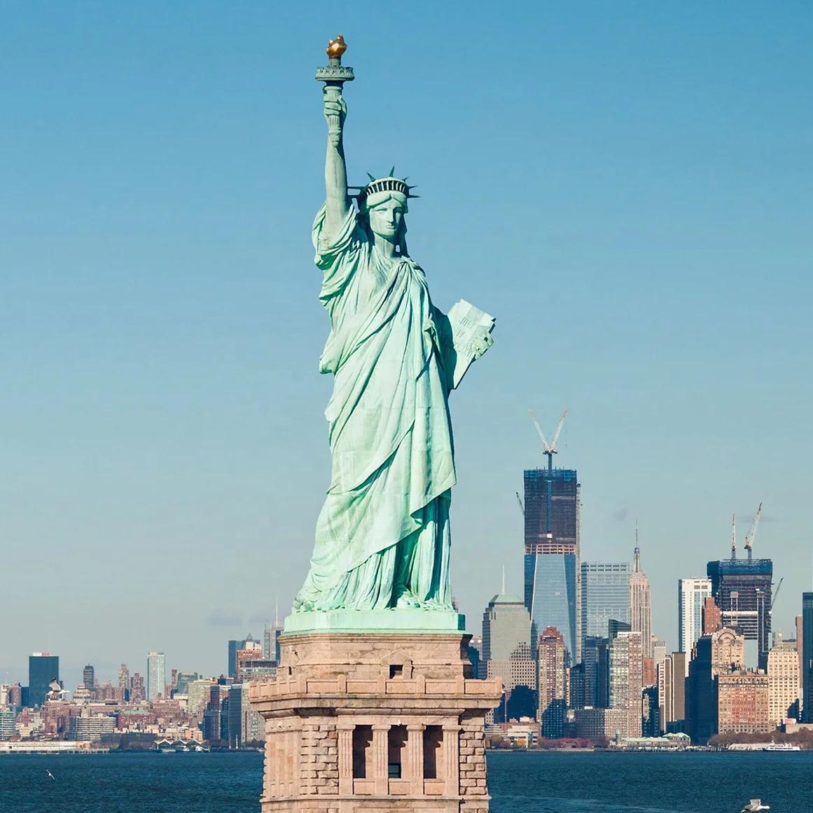 Чем известна страна сша. Статуя свободы Нью-Йорк. НЬЮЙОРК статцуя свободы. Нью-Йорк бстатуясвободы. НЬЮЙ РРК статуя свободы.