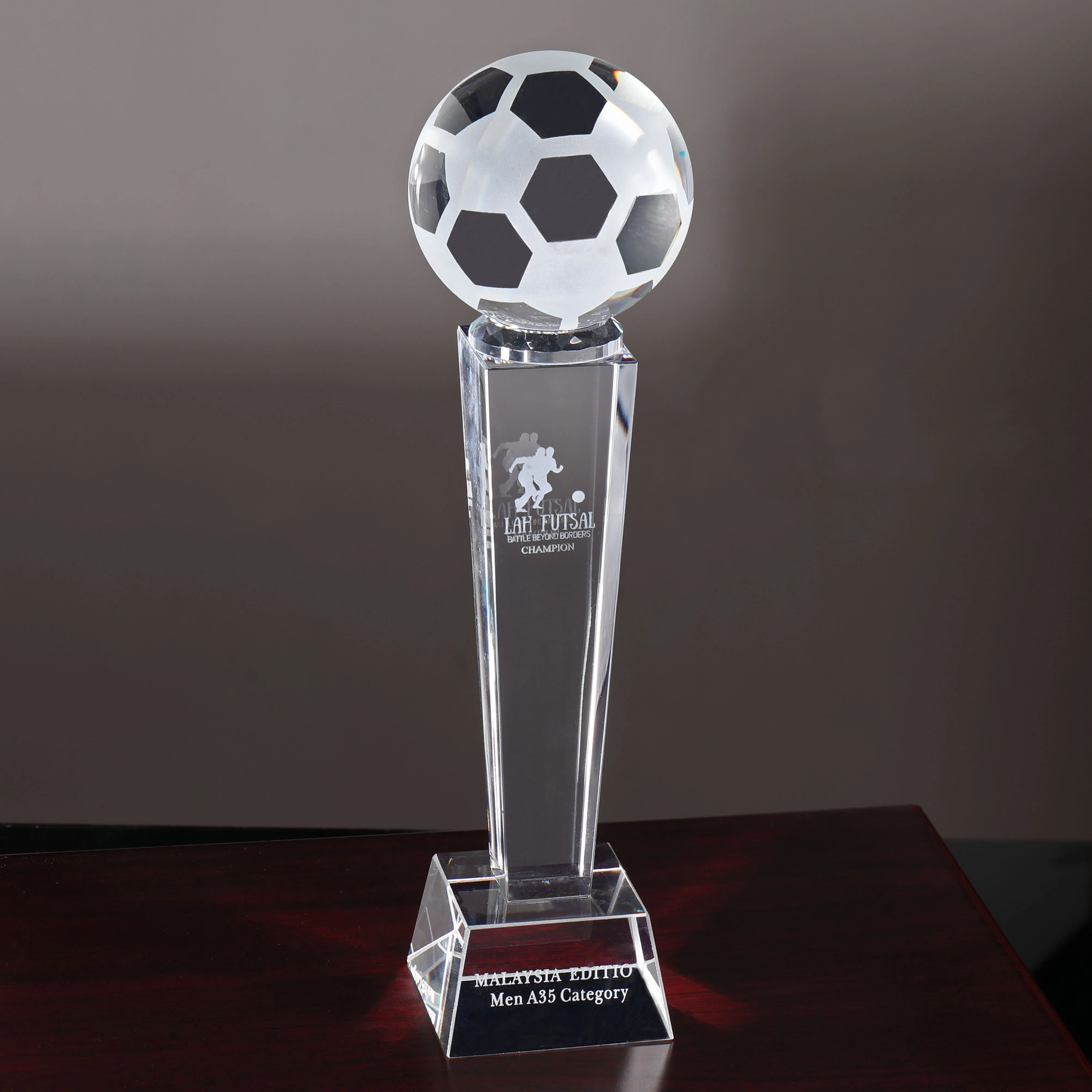mh-nj00517 个性化足球水晶奖杯水晶足球奖 - buy 个性化足球水晶奖杯