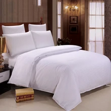 Какое постельное белье в отелях. Постельное белье в отеле. Постельное белье для гостиниц. Белое постельное белье для гостиниц. Хлопковое постельное белье.