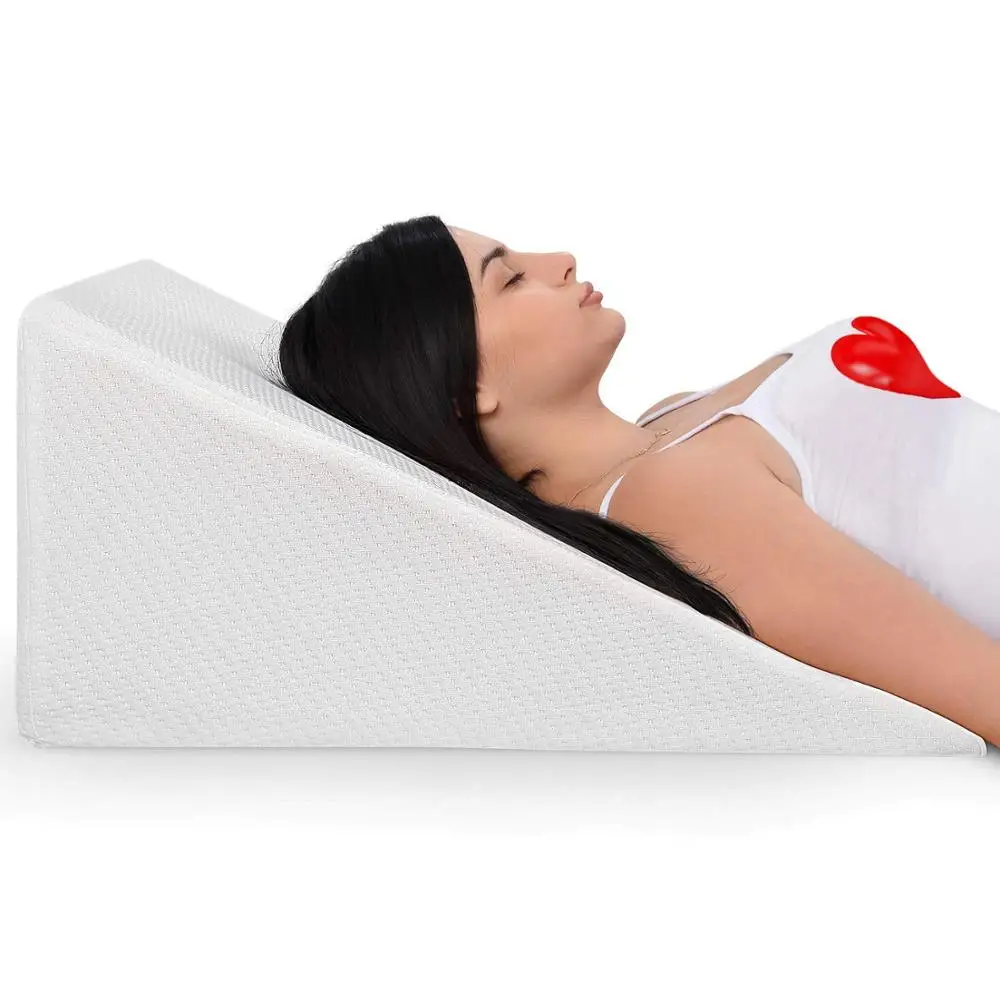 Подушка при рефлюксе купить. Клиновидная подушка Аскона. Клиновидная ортопедическая подушка. Подушка треугольная ортопедическая. Клиновидная подушка для сна.