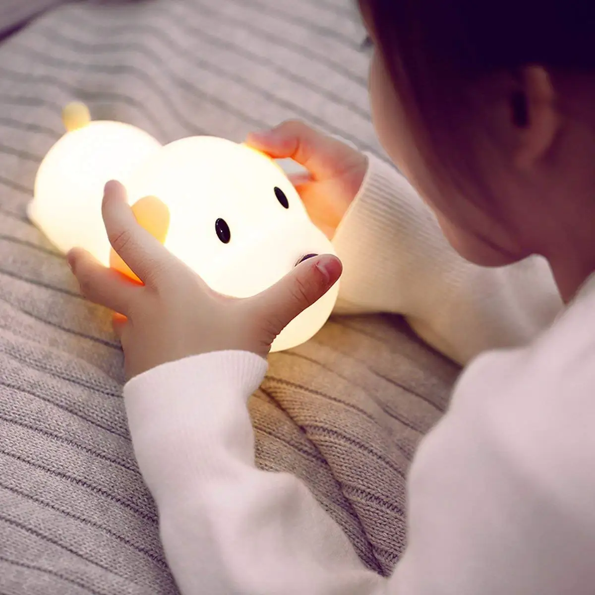 YARRAE 2018 Portable Wireless Cute Puppy Touch Sensor Nightstand Lamp manufacture in shenzhen