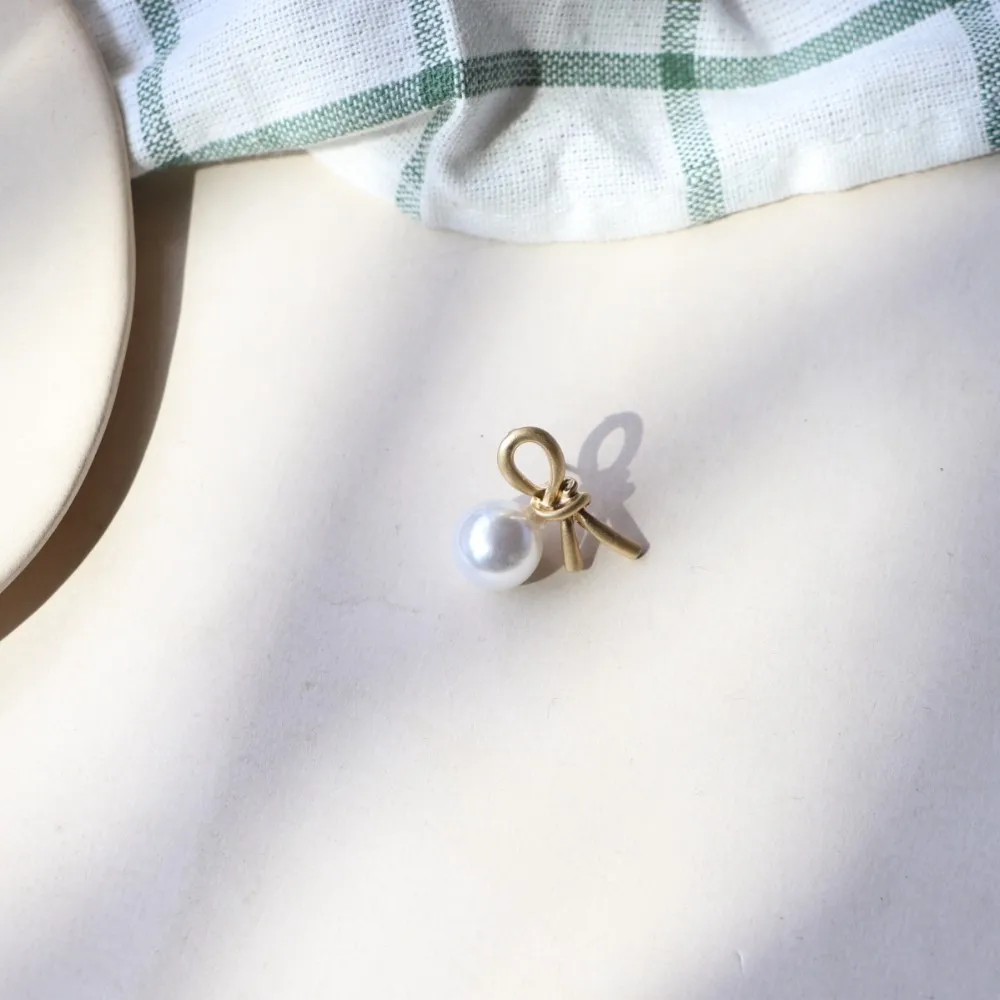 

JUHU Wholesale 2019 new simple style female gold plated pearl earrings bow shaped geometric stud earrings