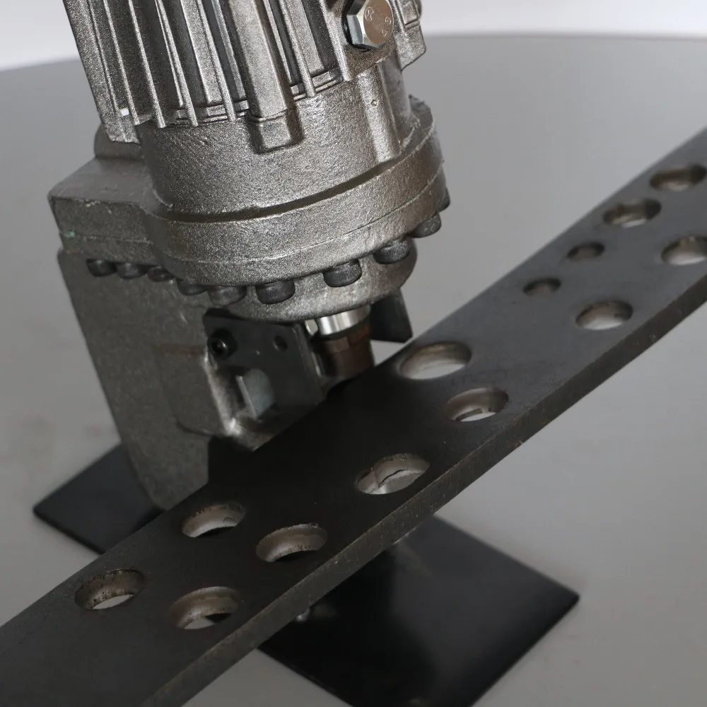 ZEEKYFOR Perforadora Hidráulica De 1300 W Para Acero En ángulo Y Acero De Canal, Herramienta De Perforación De Agujero De Chapa Metálica Con 5 Troqueles, Perforadora Eléctrica Resistente