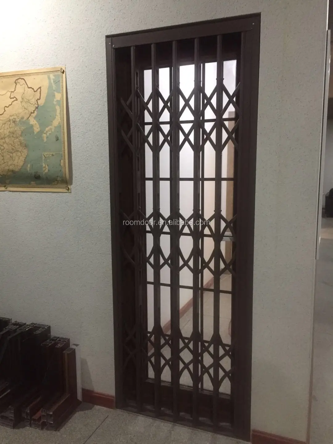 retractable door gate
