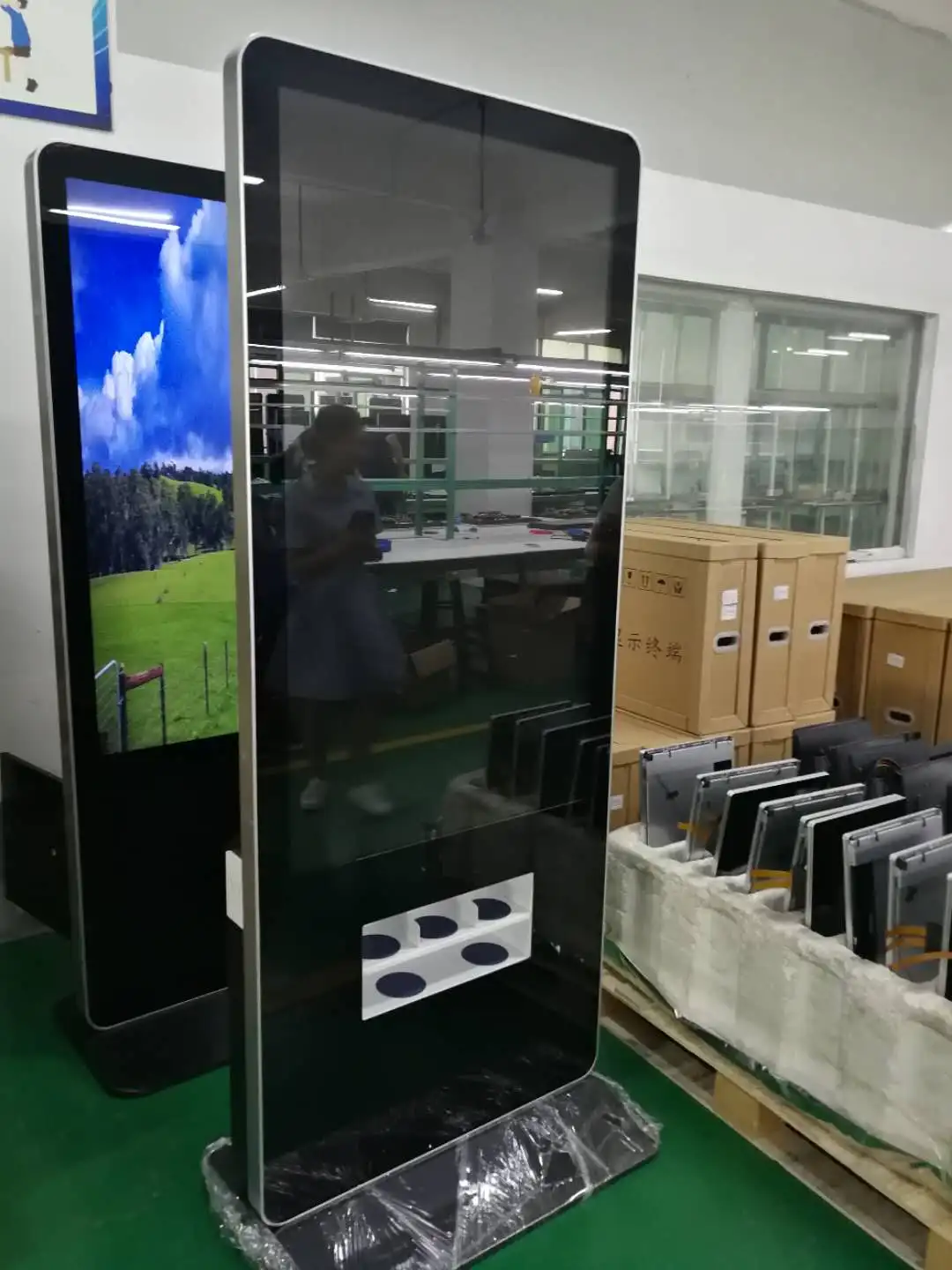 43 inch standing floor advertising display with wireless phone charging station