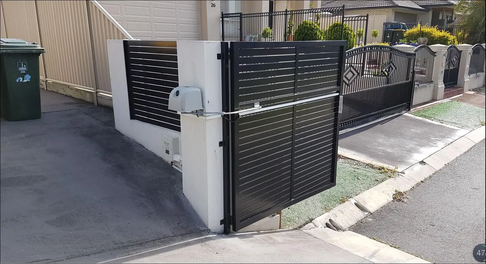 Lockmaster Mb301 Single Solar Articulated Arm Electric Swing Gate