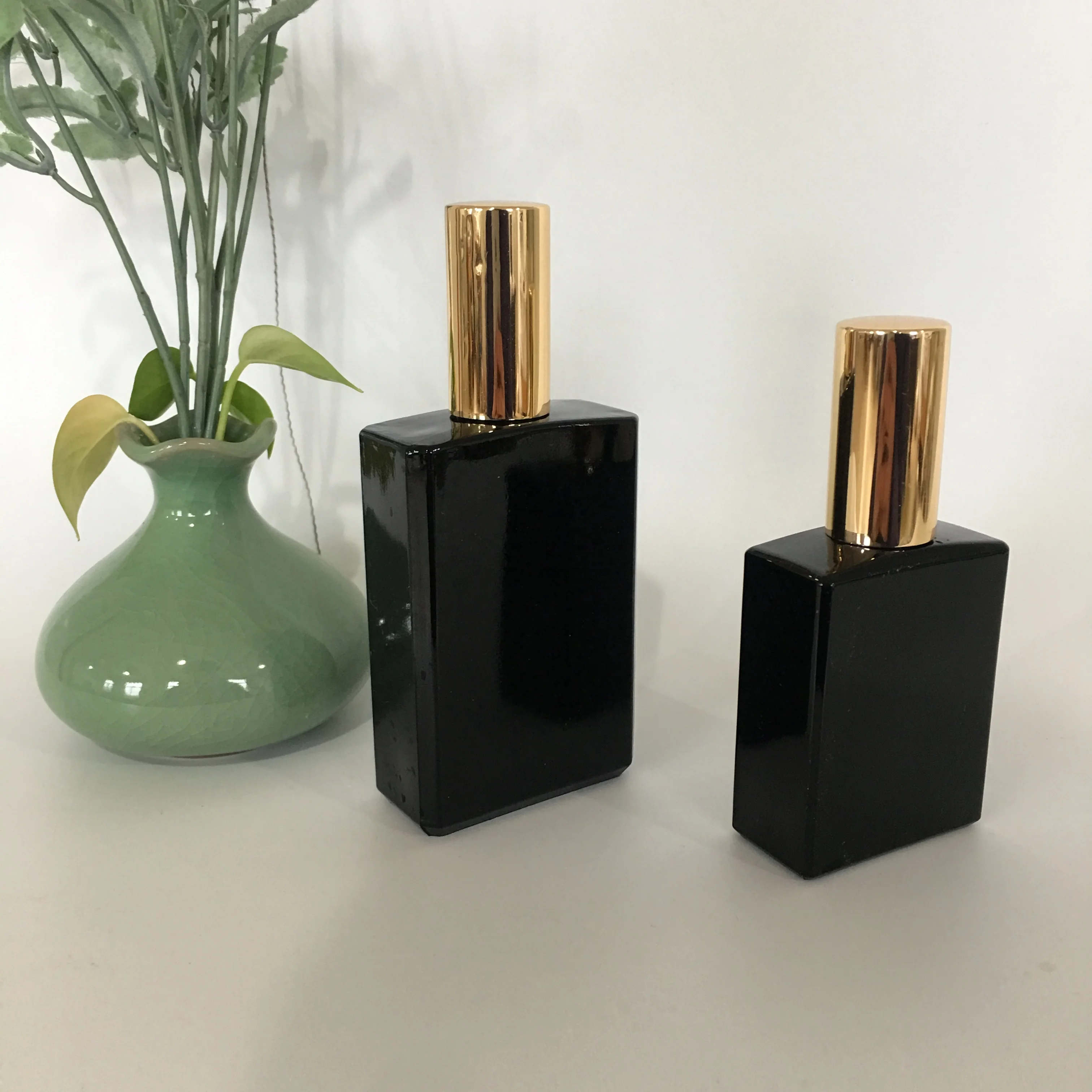 

Cosmetic packaging New product square black glass jar with gold pump