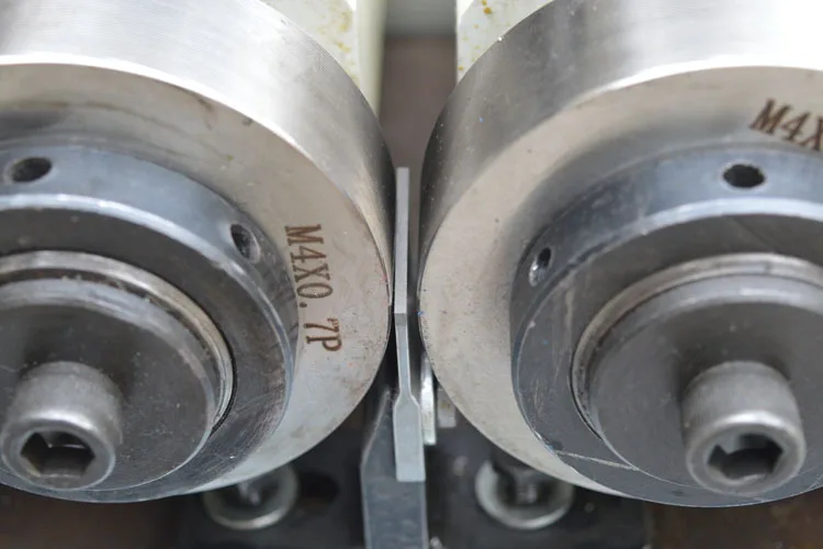 making bolts thread machine.jpg