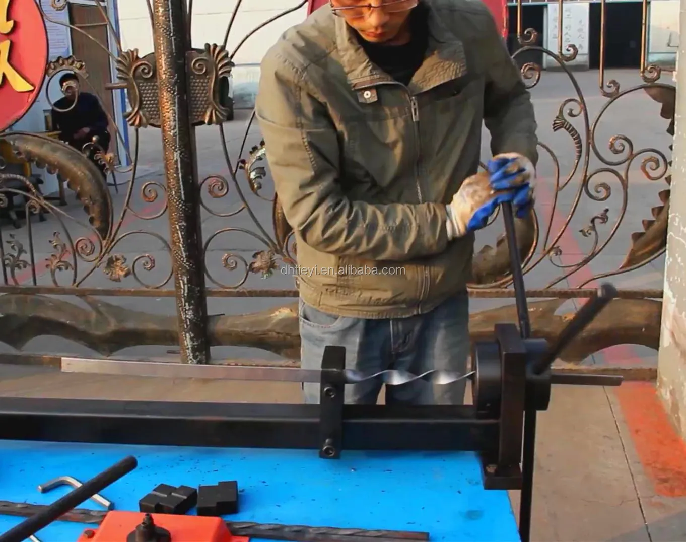 Dhsw13 Manual Wrought Iron Tool Metal Craft Hand Tool Blacksmith Tools