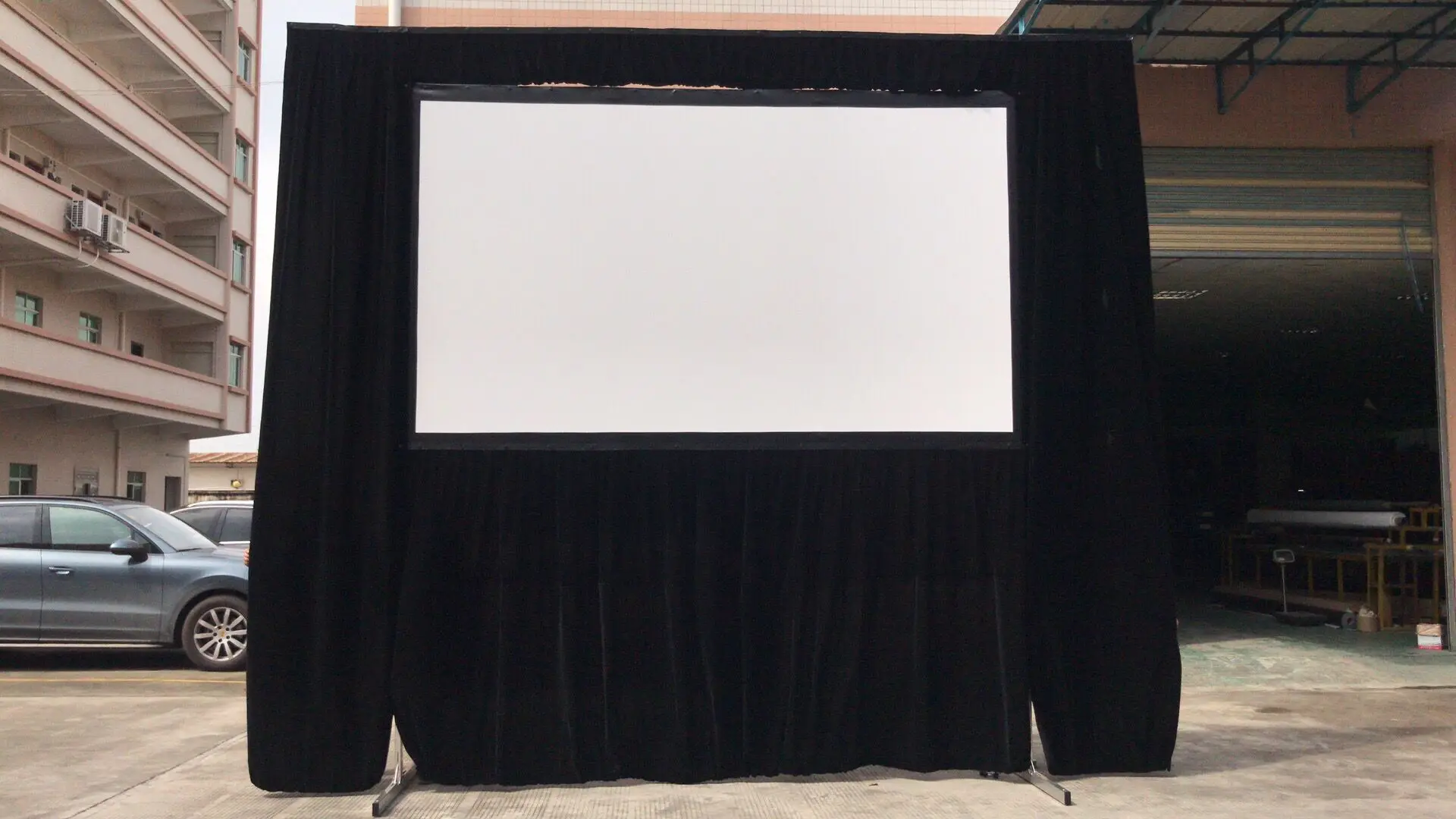 folding projector screen