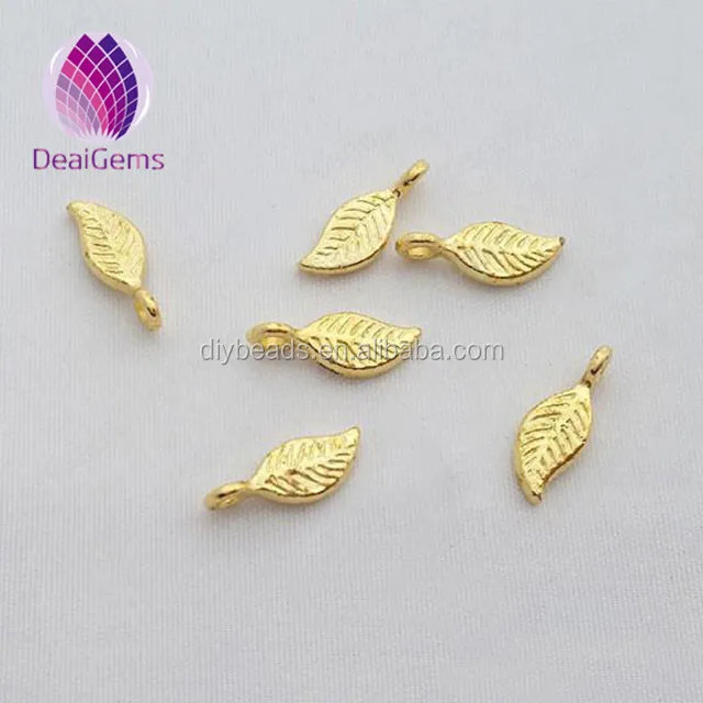 

Small leaf pendant beautiful charms, Gold
