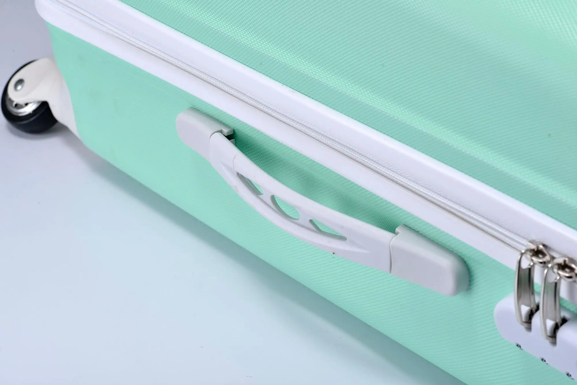 Make Consumers Satisfied With High Quality Suitcases,2018 New Travel