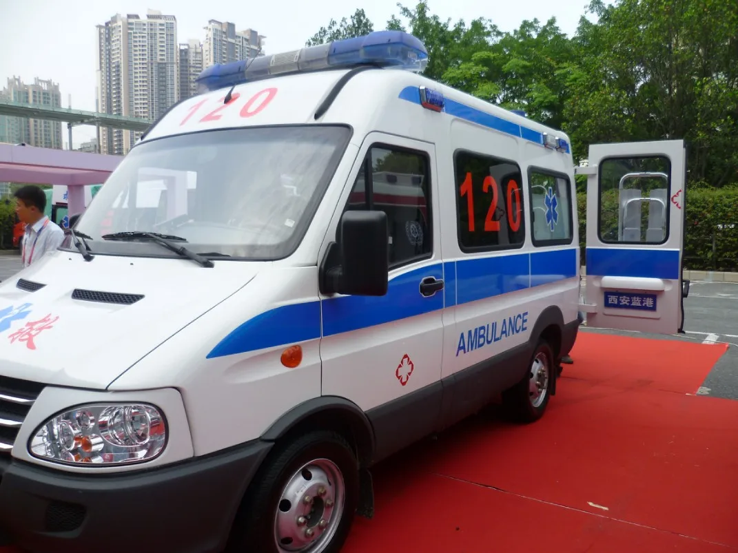 Транспорт больница. Iveco Ambulance. Iveco Daily скорая. Синяя машина скорой помощи. Машина ветеринара.