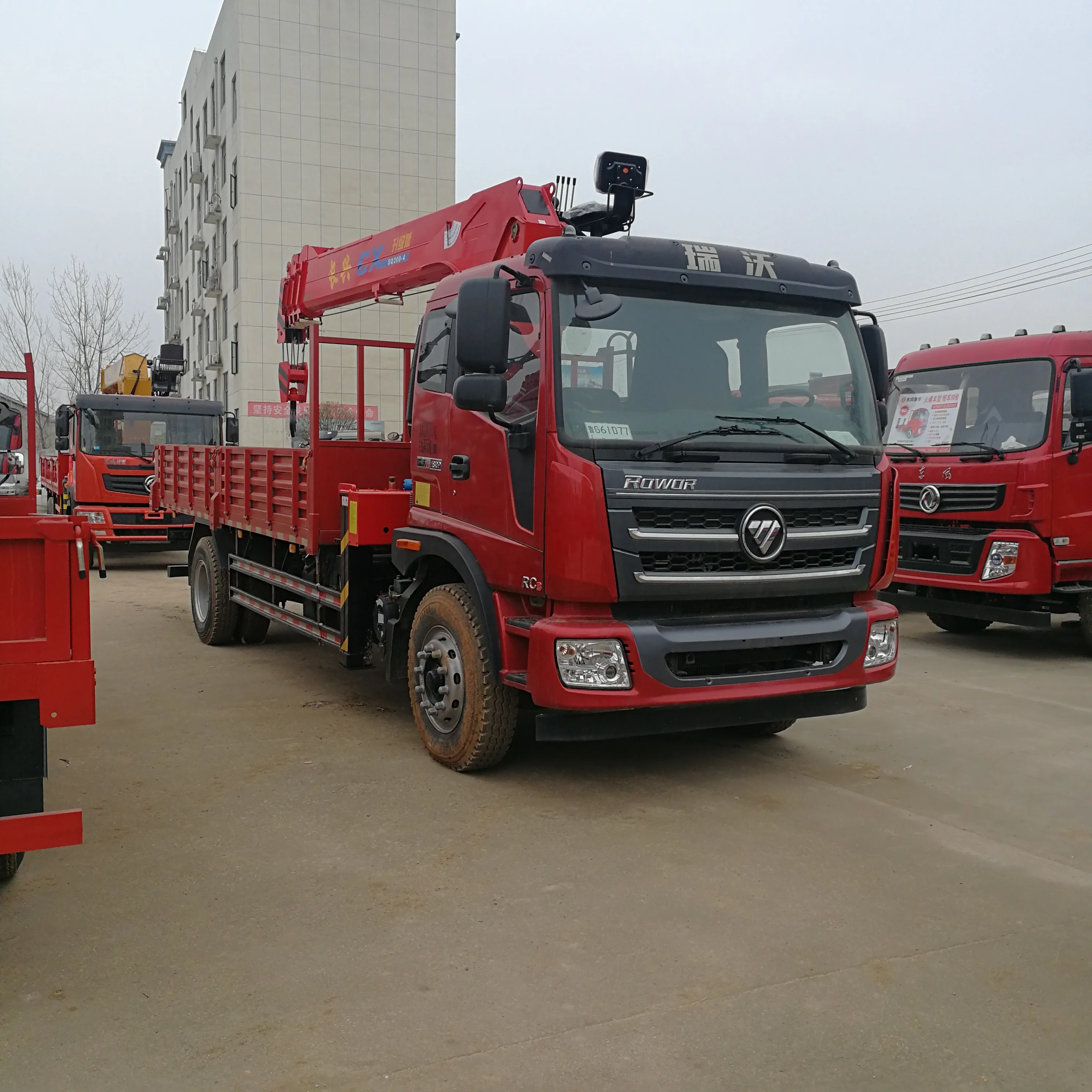 
Telescopic boom truck-mounted crane with 8 tons lifting capacity 