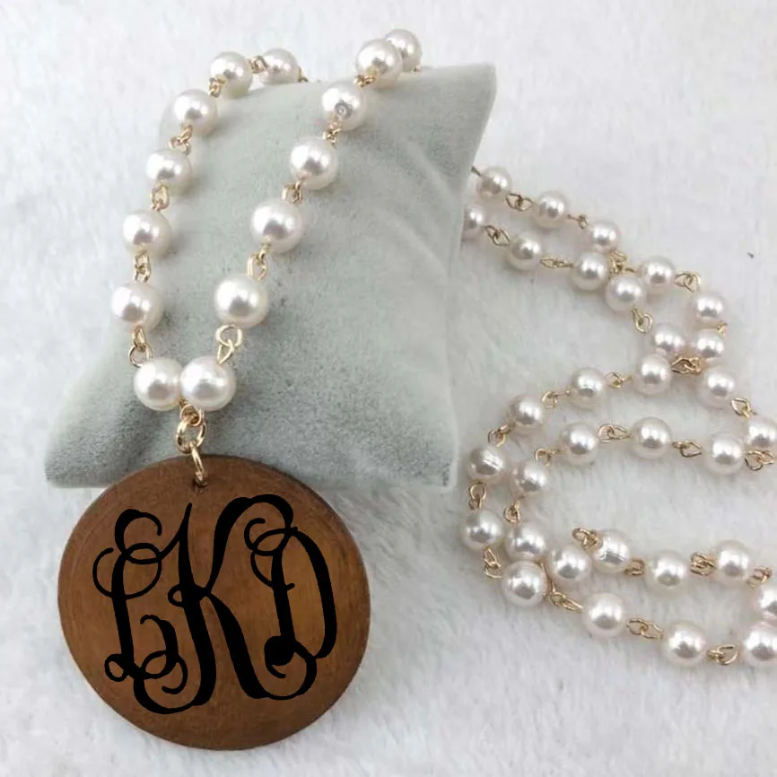 

Personalized Vinyl Monogram Pearl Linked Wooden Disc Pendent Necklace, As the picture show or as request