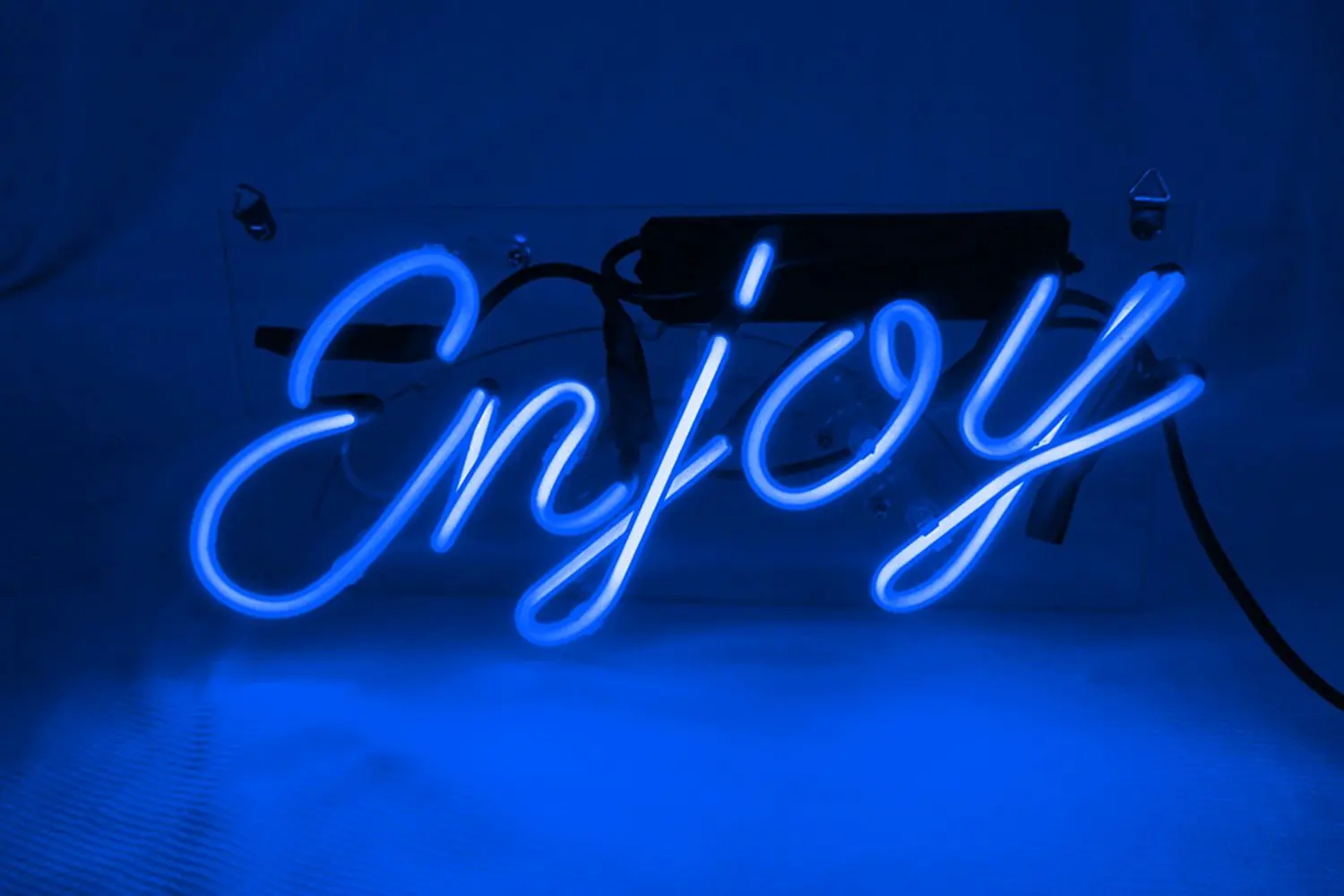 Человек на лежаке. Black ginger ресторан пхукет фото. Holiday poster. Человек отдыхает. Enjoy rest.