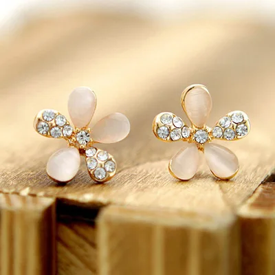 

Yiwu manufacturer Korean fashion five-petal cat's eye stone Earrings