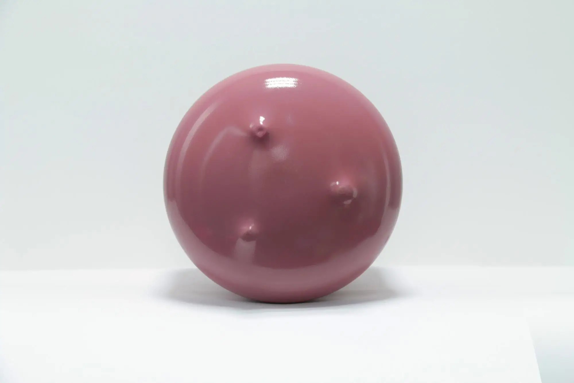 Сферическую оболочку шара делают из материала