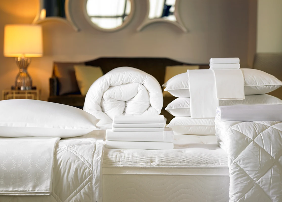 Полотенце на кровати. Эмен Бранд постельное белье. Одеяло и подушка. Постельное белье в отеле.