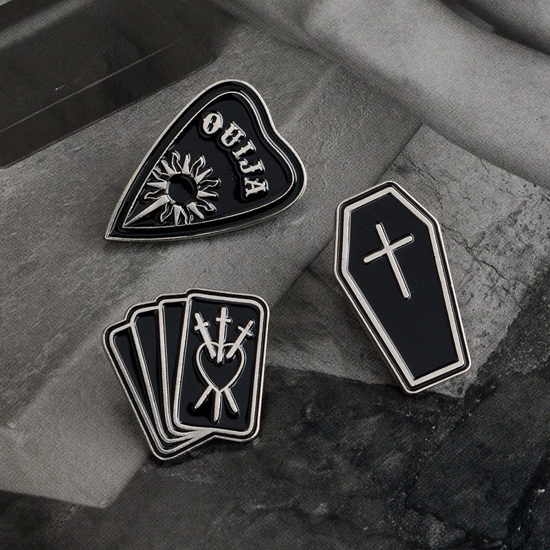 最畅销的黑色月亮徽章胸针翻领别针背包包配件定制形状坚硬珐琅别针