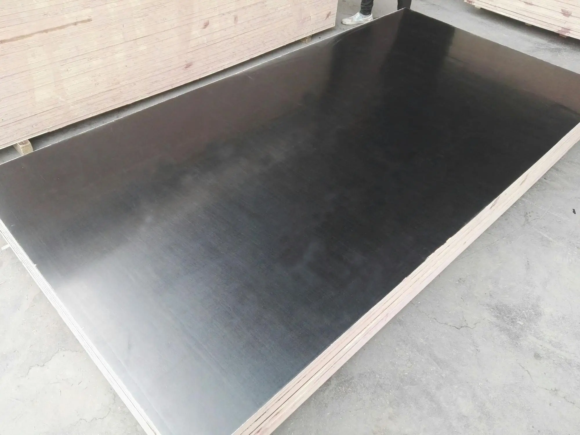 Black laminated plywood