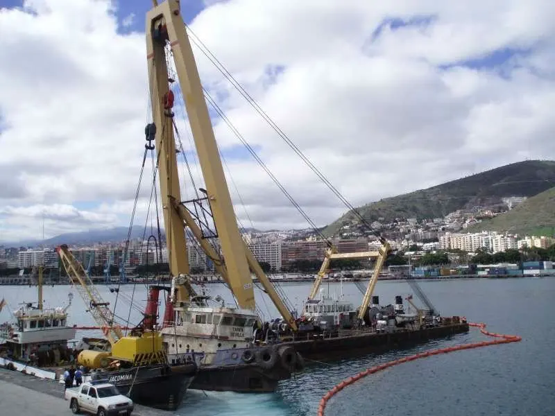 draghe terrestri e galleggianti 400-ton-sheerleg-crane-for-Charter