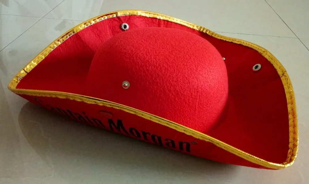 треуголка матильда. супер треуголка. супер треуголка. ковбойская шляпа на голове. супер треуголка.