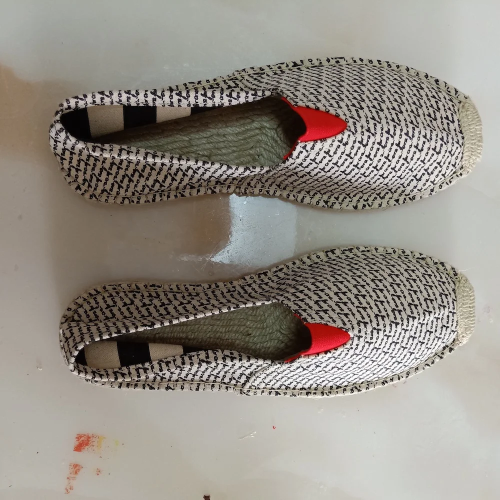 

Light Weight Feature and Slip-On Closure Type canvas shoes