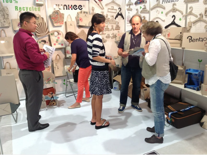 Biodegradable Baby Bib Cardboard Hanger Custom Logo Printed 2.0mm-3.5mm Thickness