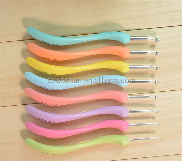 

New Exclusive Offer 8pcs/set Colorful Bending Spoon Shape Plastic Handle Aluminum Crochet Hook Knitting Needles 2.5mm-6.0mm