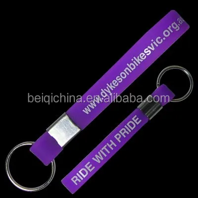 
OEM Custom Rubber Keychain For Fashion Logo Brand Name Soft Silicone Wristband Keychain 