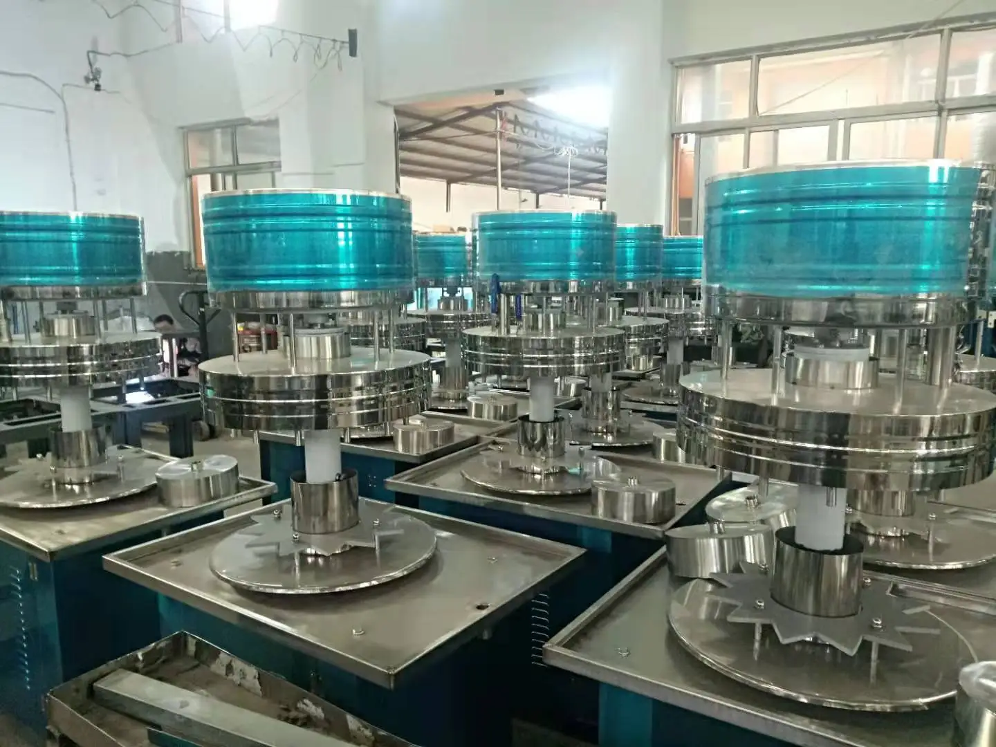 Manual Rotary Gravity Liquid Filling machine with Auto Capping machine Low Cost High Efficiency