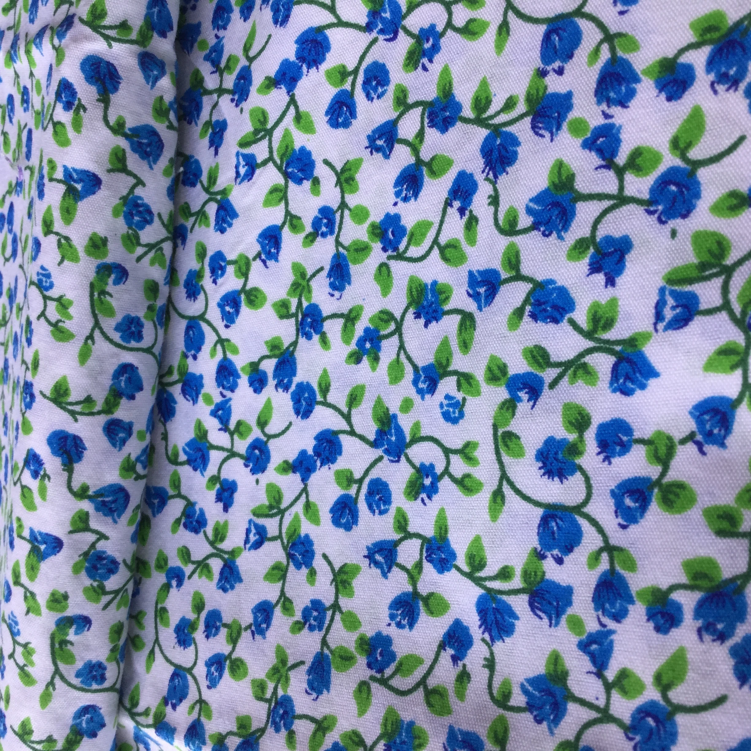 
the small white flowers 1 to 2 cm can be used as a lining 100% polyester 