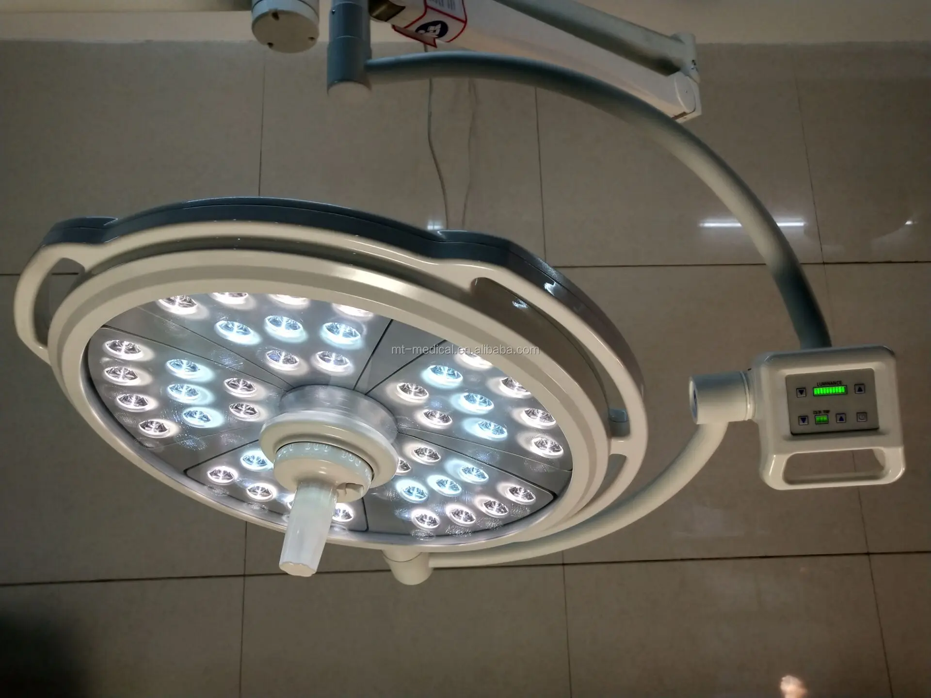 Ceiling shandowless led operation lamp