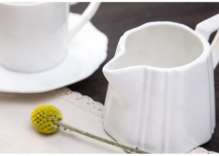 Custom Porcelain Teaware 230ml Cream Jug Ceramic Milk Pot For Restaurant Buffet Cafe